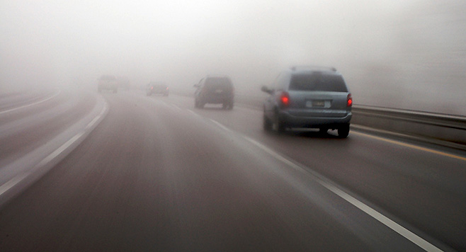 При движении в условиях тумана расстояние до впереди идущего автомобиля кажется больше